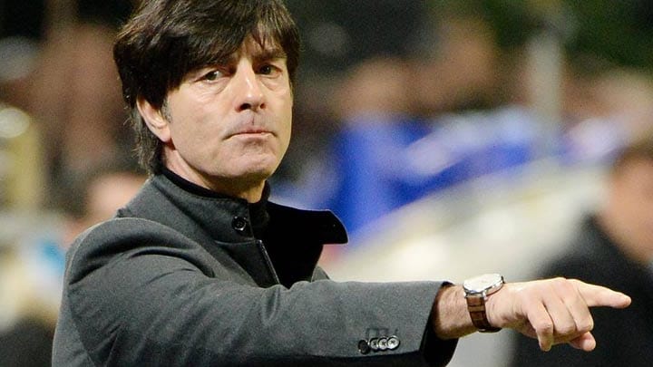 In seinem 100. Spiel als Bundestrainer nimmt Joachim Löw einige Überraschungen in der Aufstellung vor: Für die verletzten Bastian Schweinsteiger und Ilkay Gündogan setzt Löw im defensiven Mittelfeld neben Sami Khedira überraschend wieder auf Kapitän Lahm. Rechtsverteidiger spielt dafür Benedikt Höwedes. Den erkrankten Abwehrchef Per Mertesacker ersetzt Mats Hummels. Und Mario Götze agiert in Abwesenheit von Rekord-Torjäger Miroslav Klose und Mario Gomez im Sturm als "falsche Neun".