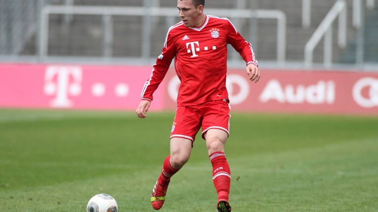 Das dänische Top-Talent Pierre-Emile Höjbjerg hat sich bereits in die Geschichtsbücher des Rekordmeisters eingetragen - als jüngster Bundesliga-Debütant des FC Bayern aller Zeiten. Der zentrale Mittelfeldspieler kam mit 16 nach München, führt derzeit die Amateur-Mannschaft als absoluter Leistungsträger in der Regionalliga von Sieg zu Sieg und steht auch bei den Profis laut Karl-Heinz Rummenigge "kurz davor, regelmäßig zu spielen."