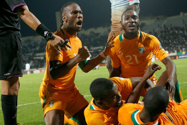 Mit dem Nationalteam der Elfenbeinküste hat sich ein weiterer alter Bekannter für die Endrunde am Zuckerhut qualifiziert. Die Ivorer um den absoluten Top-Star des Kontinents, Didier Drogba (li.), schaltete in den Playoffs den Senegal aus. Insgesamt ist es für das Land der dritte WM-Start nach 2006 und 2010.