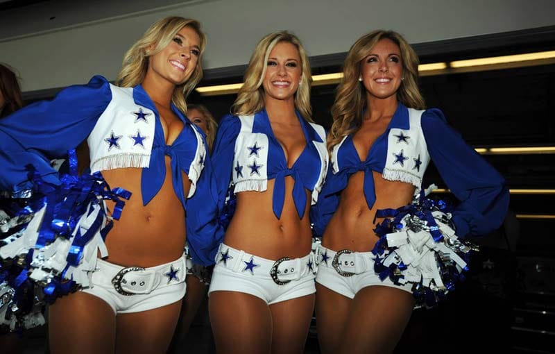 Cheerleader-Girls des NFL-Teams Dallas Cowboys sorgen vor dem Renn-Start für Stimmung.