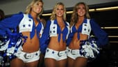 Cheerleader-Girls des NFL-Teams Dallas Cowboys sorgen vor dem Renn-Start für Stimmung.