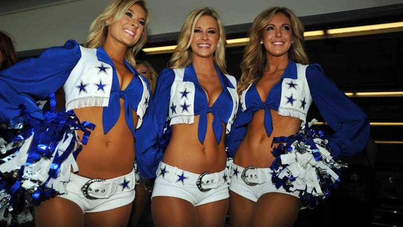 Cheerleader-Girls des NFL-Teams Dallas Cowboys sorgen vor dem Renn-Start für Stimmung.