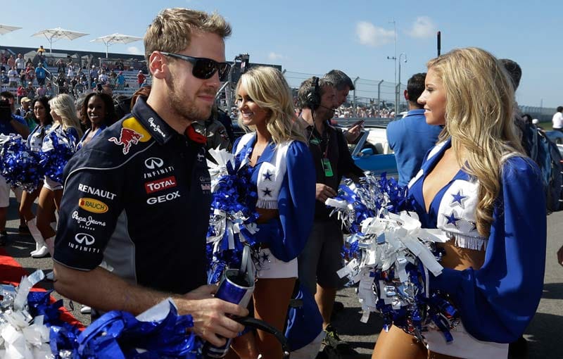Sebastian Vettel wirkt konzentriert, als er zur Strecke kommt.