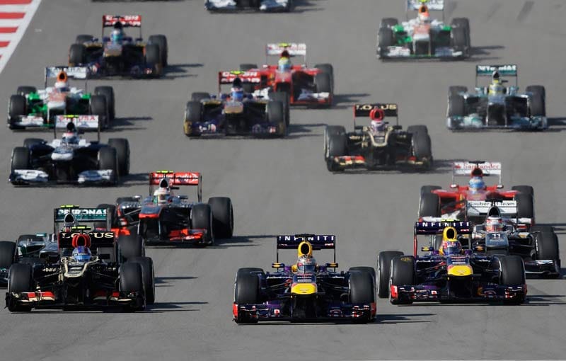 Sebastian Vettel lässt sich beim Start die Führung nicht wegnehmen. Mark Webber (re.) verliert dagegen zwei Positionen.