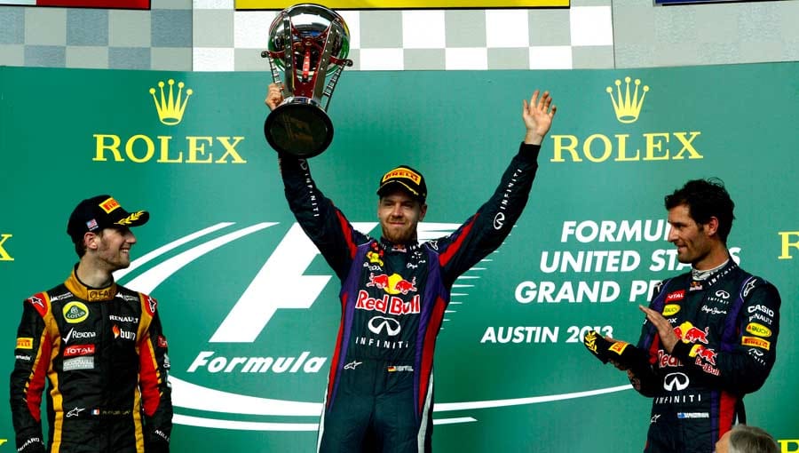 Der Sieg des Weltmeisters ist nie gefährdet. Romain Grosjean (li.) und Mark Webber können nur zu Vettel aufschauen.