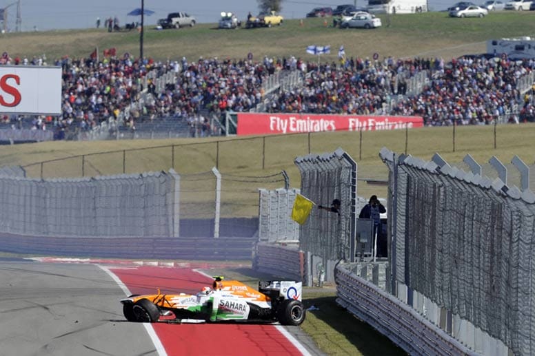 Adrian Sutil kracht nach einer Kollision mit Pastor Maldonado in die Streckenbegrenzung und löst eine Safety-Car-Phase aus.