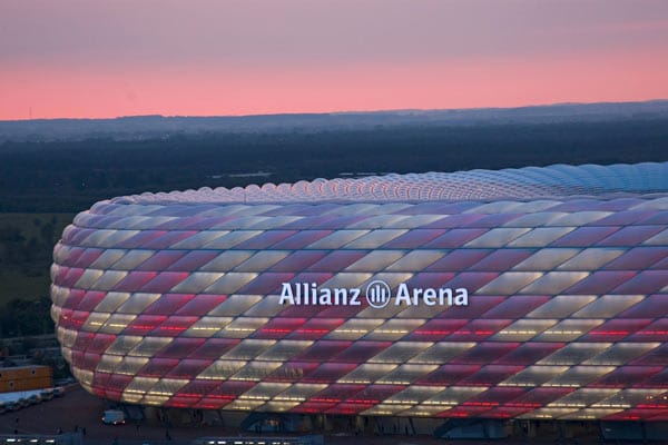 Fußballfans kommen um einen Besuch in der eindrucksvollen Allianz Arena nicht herum – inklusive Stadiontour durch die Katakomben.