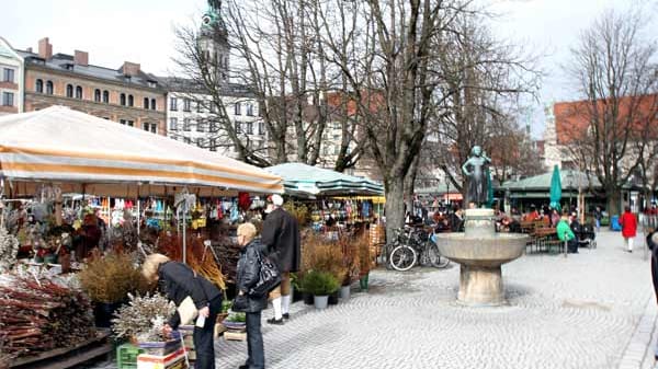 Das "Café Frischhut" am Viktualienmarkt wird von den Münchnern einfach nur "Schmalznudel" genannt. Warum? Weil es hier nun mal die besten Schmalznudeln gibt!