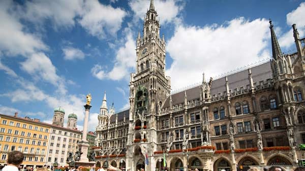 Der Marienplatz ist Dreh- und Angelpunkt für unzählige Touristen mit Blick auf das Neue Rathaus im neugotischen Stil. In Richtung Karlsplatz erstreckt sich von hier aus eine der größten Fußgängerzonen Europas.