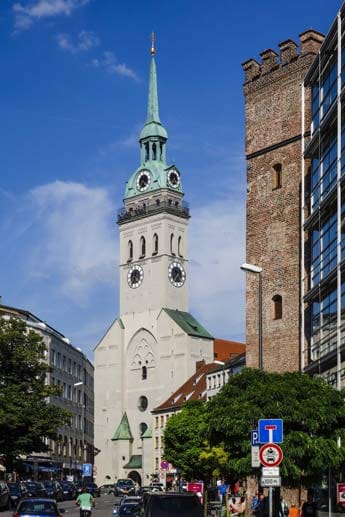 Auf der Spitze der Peterskirche, deren Turm die Münchner schlicht "Alter Peter" nennen, gibt's die schönste Aussicht über die Altstadt.