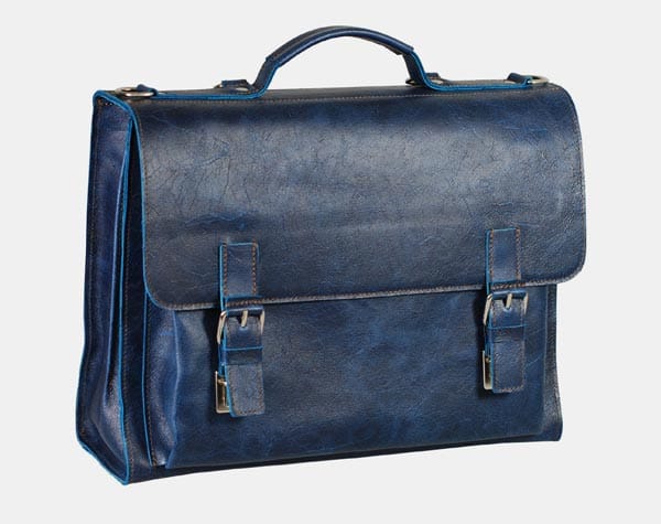 Nicht schwarz, nicht braun: Diese blaue Aktentasche von Leonhard Heyden eignet sich besonders für Menschen, die gern farbige Akzente setzen für 249 Euro.