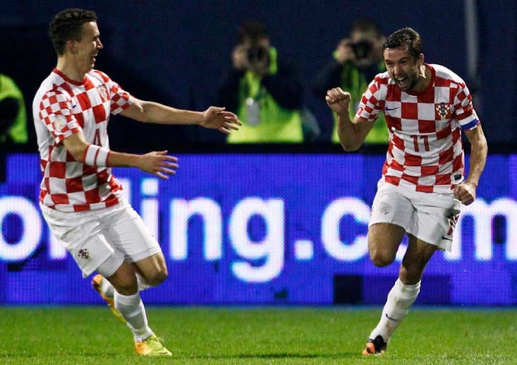 Unbändiger Jubel: Ivan Perisic (links) und Darijo Srna freuen sich auf die vierte WM-Teilnahme für Kroatien. Beim Debüt 1998 sprang mit Rang drei auch die bisher beste Platzierung heraus. 2002 und 2006 war nach den drei Gruppenspielen jeweils vorzeitig Schluss.
