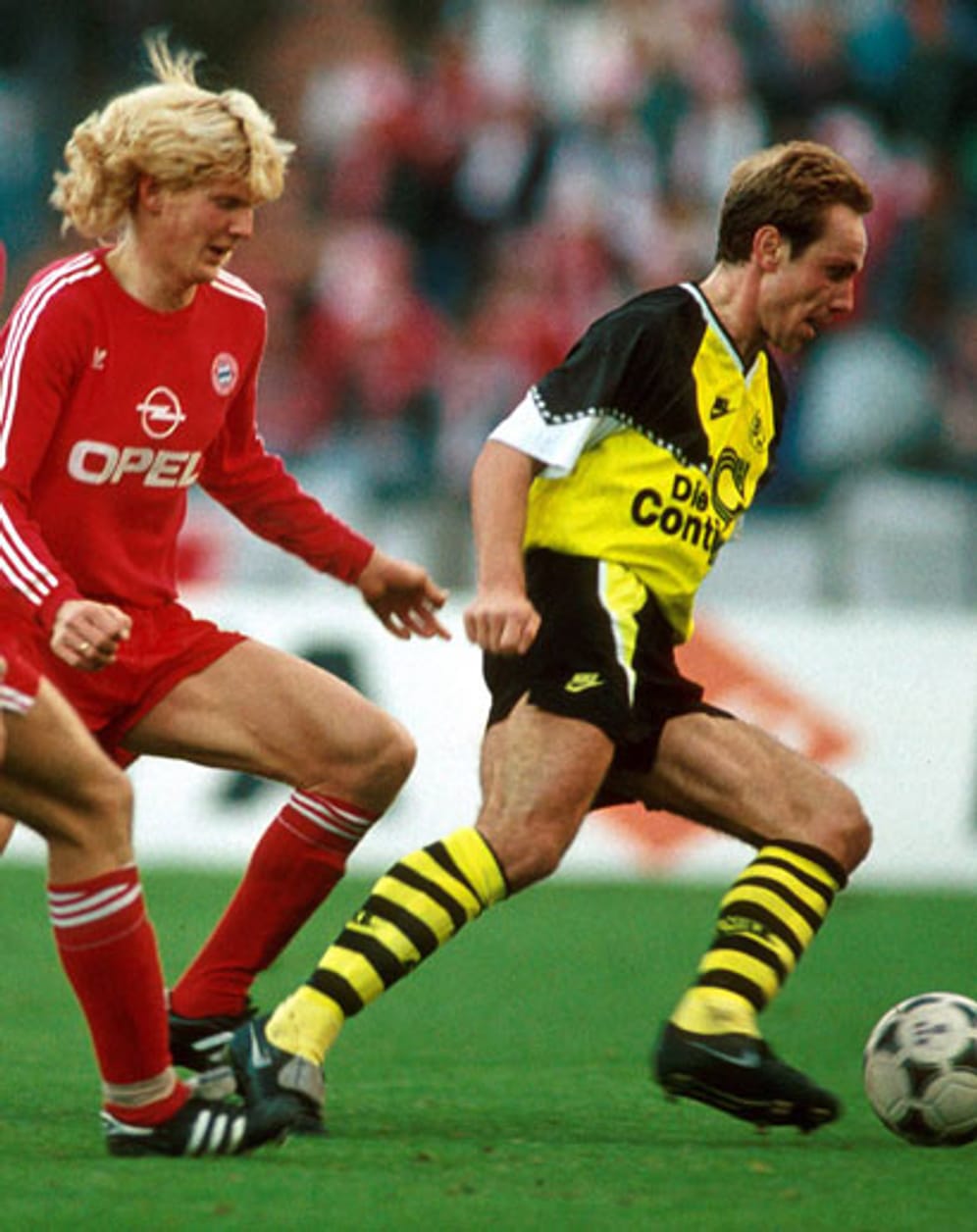 Etwas früher war Michael Rummenigge - der Bruder des Bayern-Vorstandsvorsitzenden Karl-Heinz - am Ball. Der ehemalige Nationalspieler lieferte für beide Klubs Spitzenleistungen ab und erzielte zwischen 1981 und 1993 insgesamt 80 Tore in der Bundesliga. 44 für die Bayern, 56 für den BVB. Seine Karriere ließ er dann in Japan bei den Urawa Red Diamonds ausklingen.