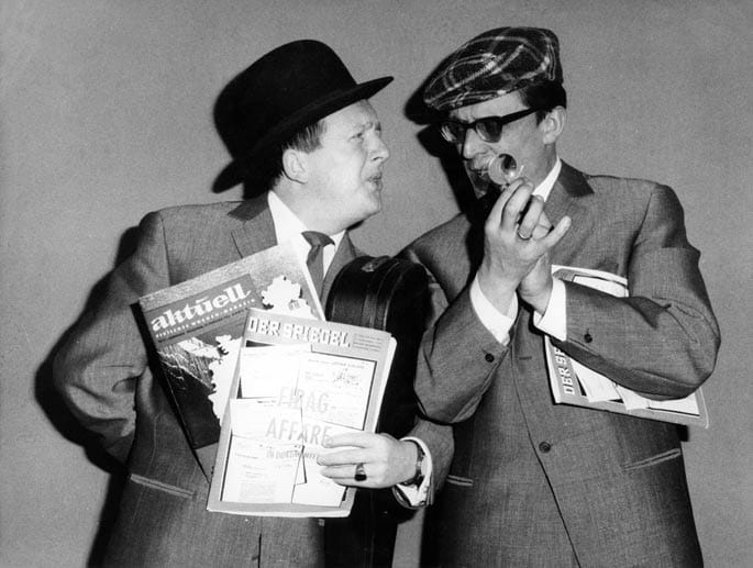 Hildebrandt (rechts) zusammen mit dem deutschen Schauspieler und Kabarettist Hans Jürgen Diedrich in der "Münchner Lach- und Schießgesellschaft" im Februar 1962.