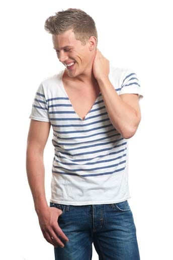 Tief ausgeschnittene Shirts: Bei Frauen kann ein tiefer Ausschnitt das Dekolletee in Szene setzen und den Attraktivitätsgrad steigern. Bei Männern ist eher das Gegenteil der Fall. Vermeiden Sie daher tiefe V-Ausschnitte und tragen Sie besser T-Shirts oder Polos mit normalem Kragen.