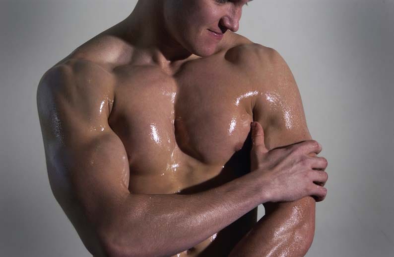 Muskelprotze: Ein durchtrainierter Männerkörper ist sicherlich attraktiv. Wer es jedoch mit dem Körperkult übertreibt und seine Muskelpracht auch noch einölt, erntet eher Munuspunkte. Auch hier gilt: Natürlichkeit ist mehr.