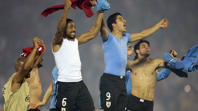 Riesenjubel in Uruguay: Der zweimalige Weltmeister setzte sich in den Playoffs gegen Jordanien durch und sichert sich so das letzte verbliebene Ticket für die WM 2014 in Brasilien.