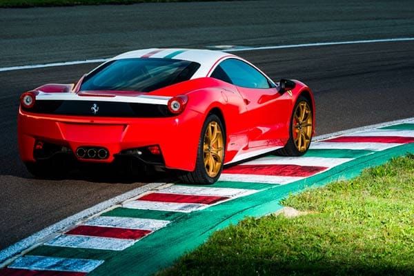 Die Optik des Ferraris zeichnet sich vor allem durch das weiße Dach mit einem grünen und einem roten Streifen aus. Es soll die italienische Flagge imitieren.