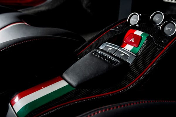 Beim Interieur wurde das Außendesign konsequent fortgesetzt. Die italienische Flagge ist sowohl in die Sitze eingenäht als auch in die Mittelkonsole implementiert.