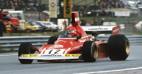 Die goldenen Felgen sind auch beim Rennwagen von Ferrari, den Niki Lauda in den 1970ern fuhr, zu sehen gewesen.