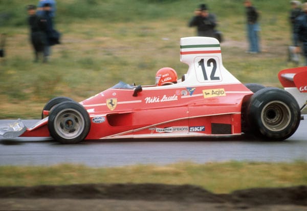 Dabei fuhr Lauda nur vier Jahre für den italienischen Rennstall, hier im Jahr 1974 beim Großen Preis von Spanien.