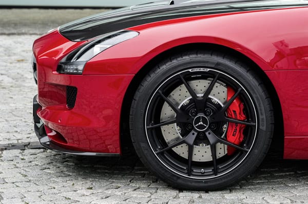 Rot lackierte Bremssättel schaffen einen wirksamen Kontrast. Auf Wunsch sind neue Cupreifen vom Typ "Dunlop Sport Maxx Race" in 265/35 R 19 (vorn) und 295/30 R 20 (hinten) ohne Aufpreis erhältlich.