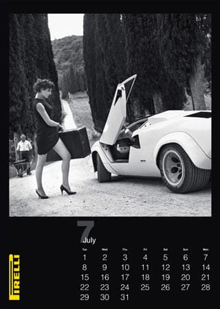 Der 2004 gestorbene Kult-Fotograf hatte im Auftrag von Pirelli Italien im Jahr 1986 in Schwarz-Weiß einen kompletten Kalender gestaltet. Der 2004 gestorbene Kult-Fotograf hatte im Auftrag von Pirelli Italien im Jahr 1986 in Schwarz-Weiß einen kompletten Kalender gestaltet.