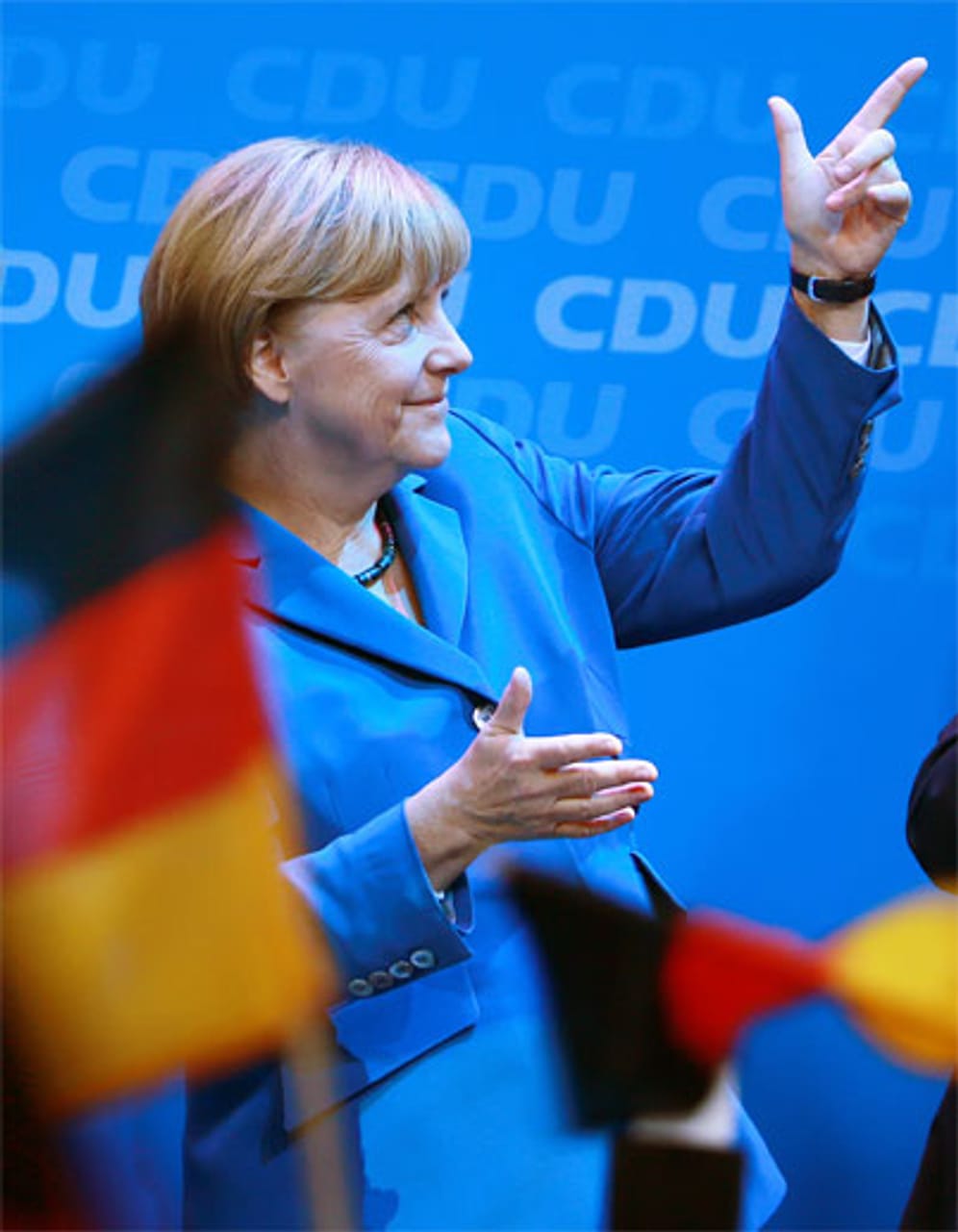 Bei der Bundestagswahl 2013 fährt Merkel mit der Union ein gutes Ergebnis ein - 41,5 Prozent. Die CDU-Vorsitzende bleibt Kanzlerin - fortan in einer Großen Koalition mit der SPD.