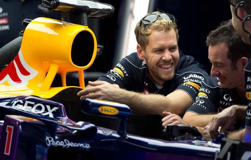 Sebastian Vettel ist locker und gelöst und scherzt mit seiner Crew.