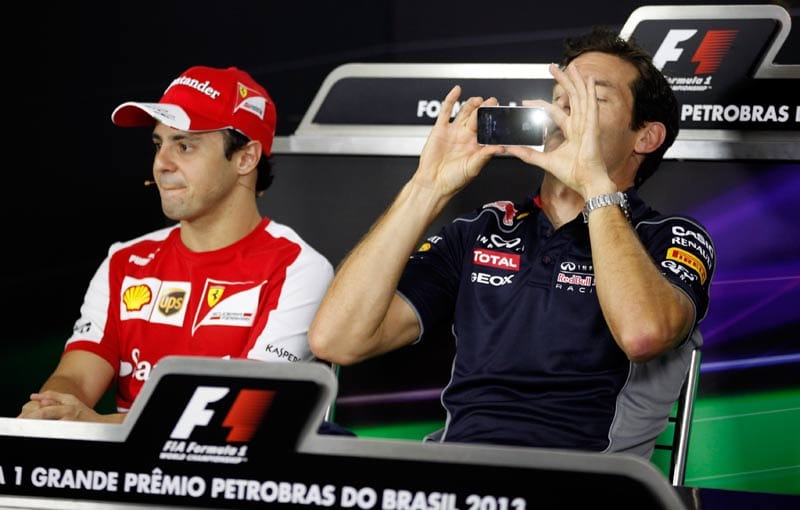 Abschied: Das Saisonfinale in Sao Paulo ist das letzte F1-Rennen für Mark Webber (re.). Der Australier schießt Fotos bei der Pressekonferenz. Neben dem Australier sitzt Felipe Massa, der Heimrennen hat und zum letzten Mal im Ferrari fährt.
