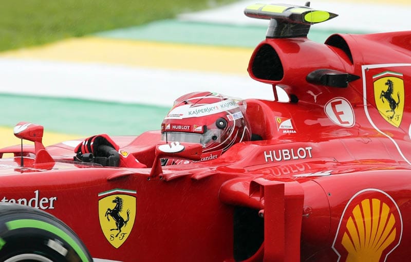 Felipe Massa trägt zum Abschied einen Helm in Ferrari-Rot.