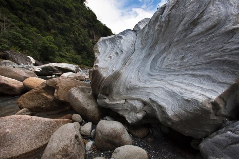 Verzerrtes Foto? Nein, dieser gigantische Fels ist Marmorgestein und liegt in der Taroko-Schlucht in Taiwan.