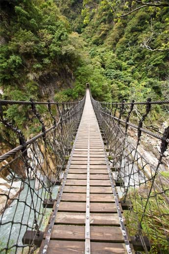 Nichts für Urlauber mit Höhenangst: Einige Wanderwege im Taroko Nationalpark in Taiwan sind nur etwas für Schwindelfreie.