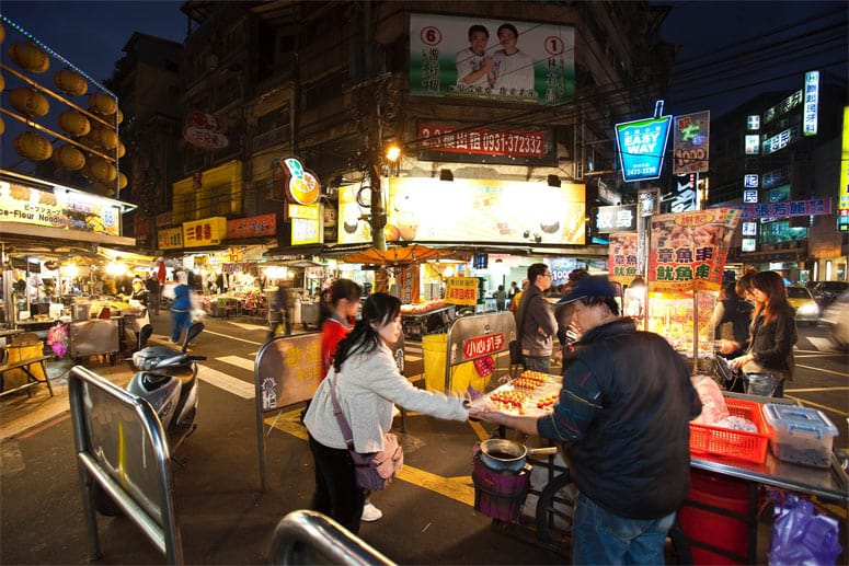 Fingerfood, Kleidung und Nippes verkaufen die Händler auf den Nachtmärkten von Taipeh.