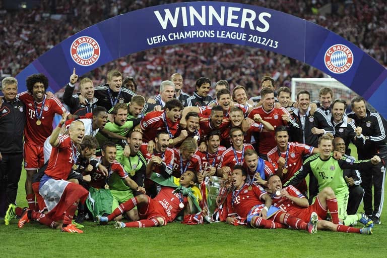 Bastian Schweinsteiger und Co. sind am Ziel: Champions-League-Sieger 2012/2013! Mit dem Sieg im Finale von Wembley holen die Bayern ihren fünften Titel in der Königsklasse und avancieren mit ihrem dominanten Fußball zur besten Mannschaft der Welt. Nach der Fabel-Meisterschaft mit den wenigsten Gegentoren aller Zeiten (18) und dem europäischen Triumph folgt die endgültige Krönung in Berlin...