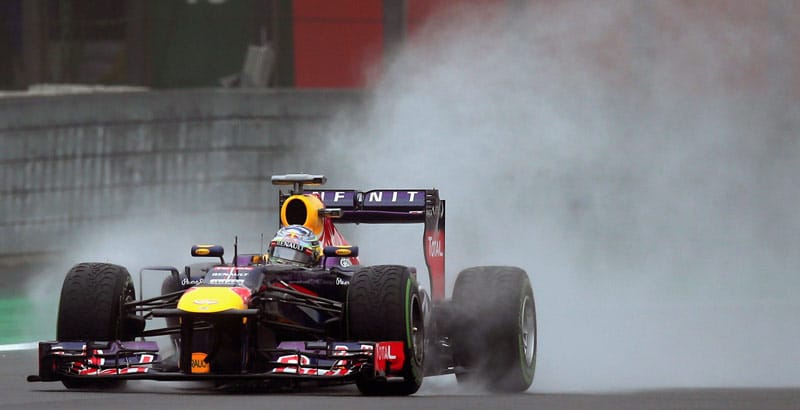 Kurz vor Ende des Trainings macht Vettel Druck und schnappt sich zunächst die Bestzeit mit deutlichem Vorsprung.