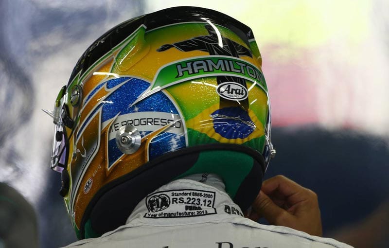 Lewis Hamiltons Kopfschutz kommt im brasilianischen Stil daher.