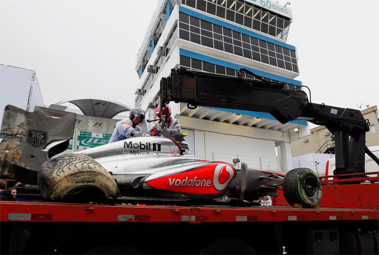 Die Strecke bleibt aber rutschig. Sergio Perez zerlegt seinen McLaren. Das passt zu der Saison des Teams.