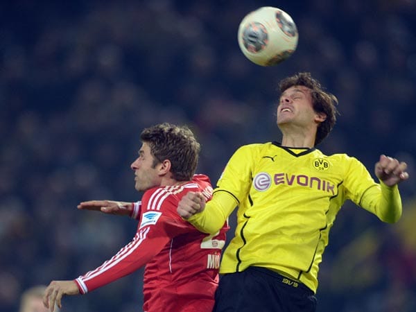 In der Halbzeit-Pause reagiert Bayern-Trainer Pep Guardiola und beordert Müller in Richtung Mitte. Das Bayern-Urgestein kam auf der rechten Seite nie wirklich ins Spiel.