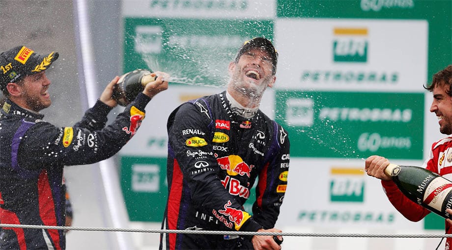 Sieger Vettel (li.) und der Drittplatzierte Alonso (re.) feiern den scheidenden Mark Webber.
