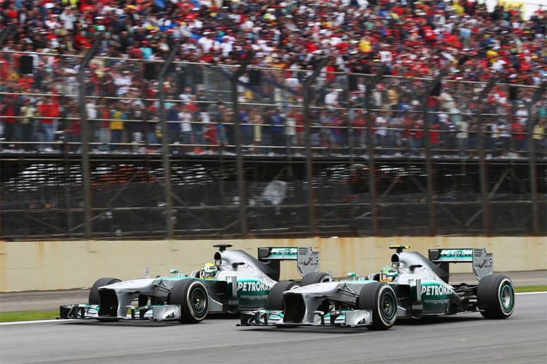 Rosberg (li.) hat Probleme mit seinen Hinterreifen und wird von mehreren Rivalen überholt - auch von seinem Teamkollegen Lewis Hamilton.