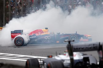Der Große Preis von Brasilien endet mit Donuts von Sebastian Vettel. Der viermalige Weltmeister hat das neunte Rennen in Folge und das 13. in dieser Saison gewonnen.