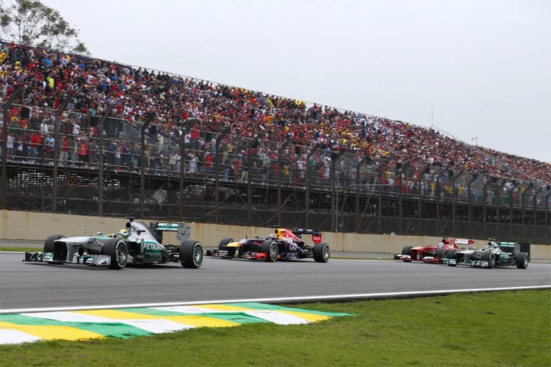 Am Start gibt Vettel (2.v.re.) zunächst die Führung an Nico Rosberg ab.