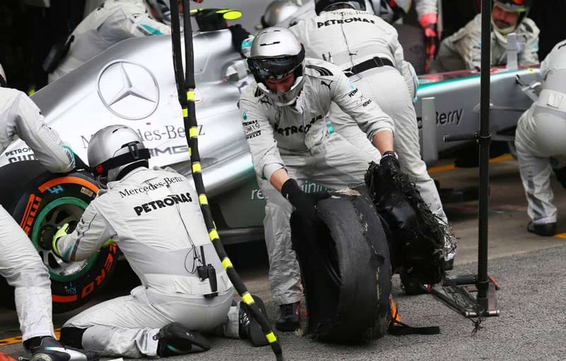 Lewis Hamilton gerät aber auch in Probleme. Er kollidiert mit Valtteri Bottas und zerstört seinen rechten Hinterreifen.