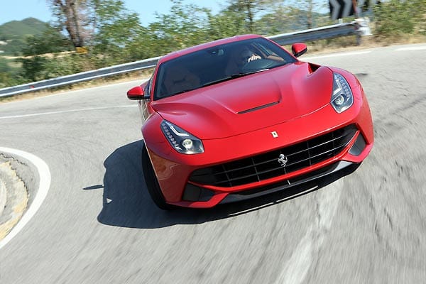 Durch die Transaxle-Bauweise mit dem Motor vorne und sein damit sehr gutes Gewichtsverhältnis gibt sich der Ferrari ausgewogen und neutral in Kurven.
