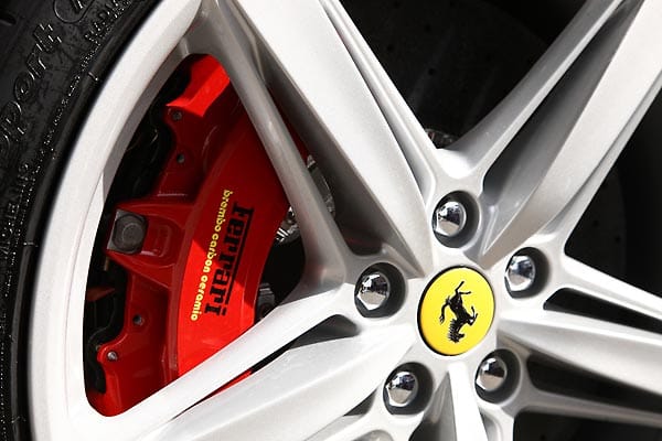 Ihren Anteil am Leichtbau erfüllen auch die bissigen Carbon-Keramik-Bremsen vom italienischen Spezialisten Brembo. Sie sind wie bei allen Ferrari serienmäßig an Bord.