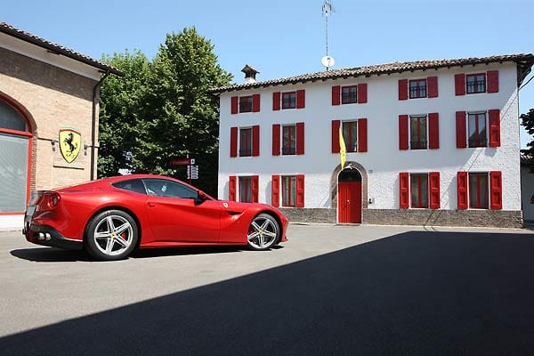 Enzo Ferrari hätte sicher seine Freude am F12berlinetta gehabt. Auf jeden Fall macht der Supersportler eine gute Figur vor dessen ehemaligen Wohnhaus auf dem Ferrari-Firmengelände.