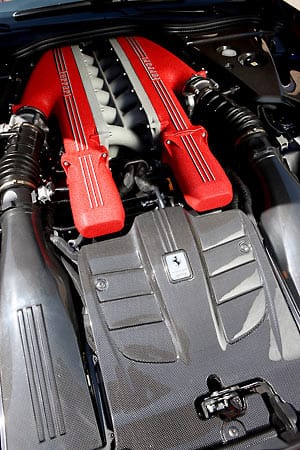 Aus 6,6 Litern Hubraum schöpft der F12 imposante 740 PS und wird damit zum stärksten V12-Saugmotor, der jemals bei Ferrari gebaut wurde.
