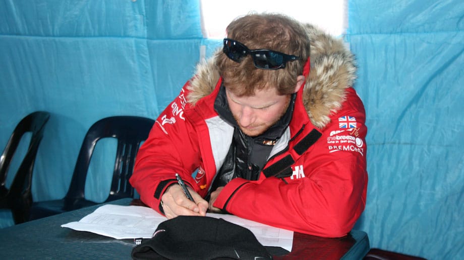 Prinz Harry gerät bei seinem Südpol-Abenteuer Ende November 2013 in einen Schneesturm.