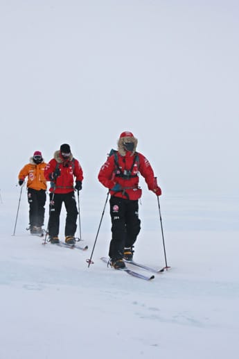 Durch den Schneesturm sind die nötigen Aklimatisierungsmärsche am 70. Breitengrad nicht möglich. Die Expeditionsteilnehmer vertreiben sich diese Zeit mit Lesen und Kartenspielen.